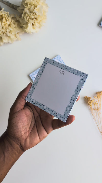 Lot de 2 Bloc-Notes carrés - Petites fleurs blanches - Fond bleu, rose ou violet