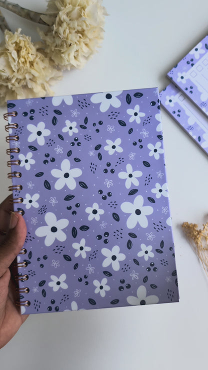 Carnet A5 - Reliure à spirale - Petites Fleurs Blanches - Fond bleu, rose ou violet