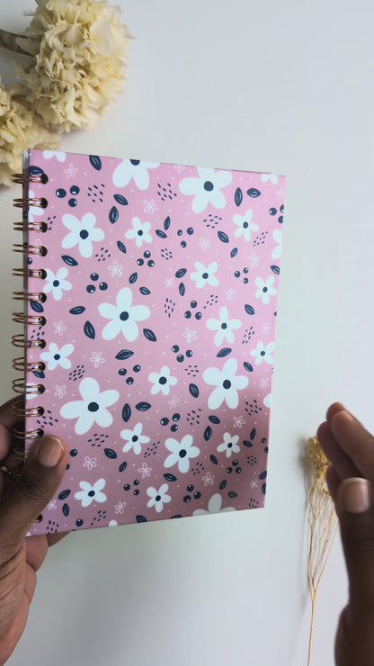 Carnet A5 - Reliure à spirale - Petites Fleurs Blanches - Fond bleu, rose ou violet
